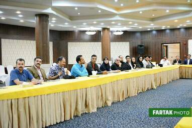  نشست هم‌اندیشی تورلیدرها برای جذب گردشگر  در سالن آناهیتا هتل پارسیان کرمانشاه 