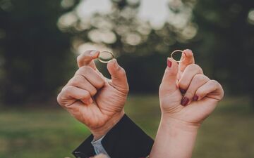 یک نظرسنجی جدید پاسخ می‌دهد؛ متاهل‌ها شادترند یا مجردها؟

