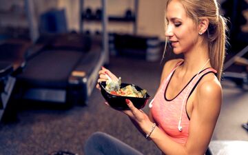 بهترین زمان غذا خوردن چه وقتی است؟ قبل، حین یا بعد از ورزش؟ 