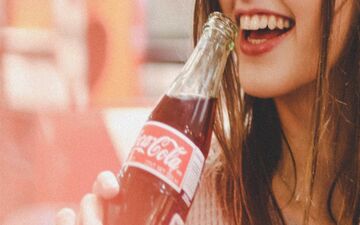 یک ساعت پس از نوشیدن نوشابه چه اتفاقی برای بدن می‌افتد؟