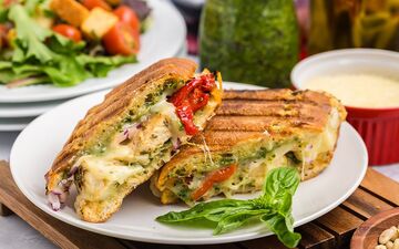 آموزش ویدئویی پنینی مرغ و پنیر؛ طرز تهیه سریع و خوش‌طعم