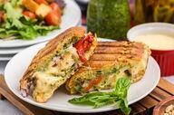 آموزش ویدئویی پنینی مرغ و پنیر؛ طرز تهیه سریع و خوش‌طعم