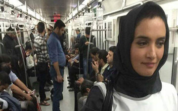 پوشش «میترا حجار» با تیشرتی متفاوت در مترو