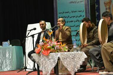 آئین پایانی  همایش علمی وپژوهشی سیمای امام رضا(ع) در آینه ادبیات تعلیمی با  اجرای بزرگ و هنرمندانه گروه هنری دف‌نوازان یاسین کردستان