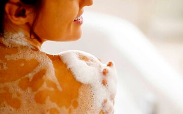 کدام بهتر است؛ ژل حمام یا شامپو بدن؟ تفاوت‌ها را بشناسید
