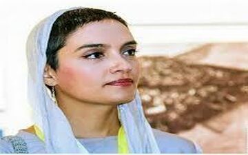 تیپ خاص میترا حجار بازیگر سینما و تلویزیون در حاشیه جشنواره جهانی فیلم فجر