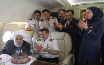 جشن تولد رئیس جمهوری در مسیر برگشت از کرمان