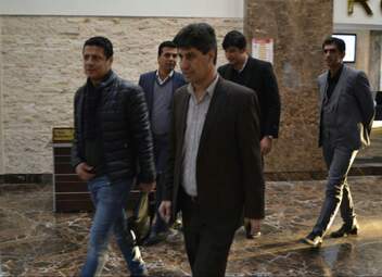علیرضا فغانی داور بین‌المللی و علی میرزابیگی داور فوتبال در گفتگو با فرتاک‌نیوز در هتل پارسیان 