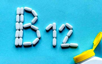 علائم کمبود ویتامین B12 