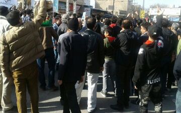 تخریب اموال عمومی در تجمع غیرقانونی کرمانشاه 