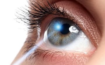 استفاده از لنزهای تماسی در استخر این بلا را سر چشم می آورد