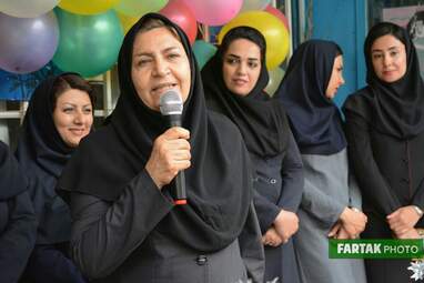 پاسداشت روزمعلم در دبستان غیر انتفاعی مفید و تجلیل از دانش‌آموزان برتر  ناحیه سه کرمانشاه 