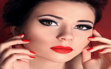 چطور رنگ لاک ناخن را با آرایش ست کنیم تا شیک بنظر برسیم؟