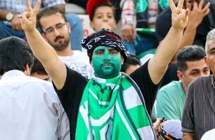 فیلم | آتش‌بازی هواداران خیبر پیش از سوت آغاز بازی با پرسپولیس