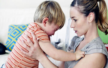 وقتی کودکمان عصبانی میشود، چگونه رفتار کنیم؟