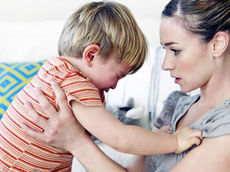 وقتی کودکمان عصبانی میشود، چگونه رفتار کنیم؟