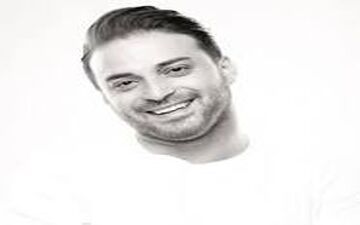 سلفی توماشینی بابک جهانبخش و خانواده‌اش در کاشان