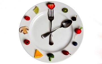 چه ساعاتی غذا بخوریم تا زودتر وزن کم کنیم؟