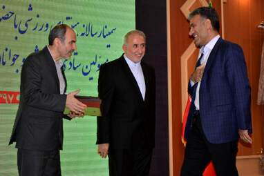 تجلیل از روسای هیأت‌های ورزشی استان کرمانشاه امروز نهم خرداد با حضور ارسلان حسینی مدیرکل و معاونین ستادی ورزش و جوانان استان کرمانشاه در سالن آمفی‌تئاتر ولیعصر(عج) این اداره انجام شد.