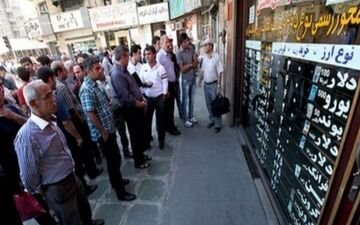 پشت پرده صف خرید دلار مقابل صرافی 