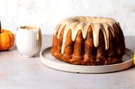 طرز تهیه کیک کدو حلوایی خانگی / دستور مجلسی با بافت لطیف