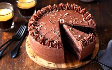 آموزش پخت کیک شکلاتی نرم و خیس در خانه