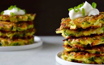طرز تهیه کوکو کدو سبز با پنیر پارمزان؛ یک شام سبک و سالم