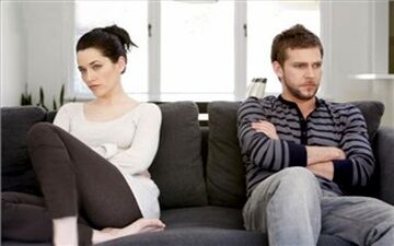 شوهرم مقابل خانواده‌اش انگار فرد دیگه ای شده است/ نمی دانم چه واکنشی نشان بدم!