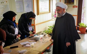 شوخی روحانی با دو رای دهنده جوان/ عکس یادگاری رئیس جمهور سابق با متصدیان صندوق رای