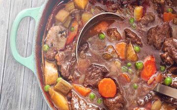 طرز تهیه خوراک گوشت و سبزیجات با هویج و سیب‌ زمینی؛ دستور ساده و خوشمزه برای یک وعده کامل