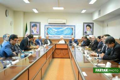 دیدار استاندار کرمانشاه و اعضای شورای اداری با نماینده ولی فقیه در استان