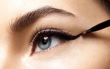 چگونه خط چشم مایع را به راحتی و زیبایی بکشیم؟
