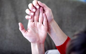 بیماری کلابینگ یا چماقی‌شدن ناخن | علت برجستگی ناخن‌ها چیست؟