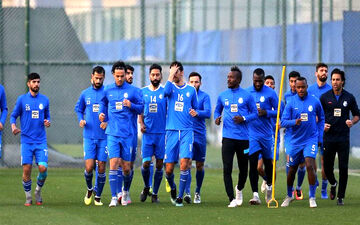 هجوم هواداران استقلال به فرهاد مجیدی