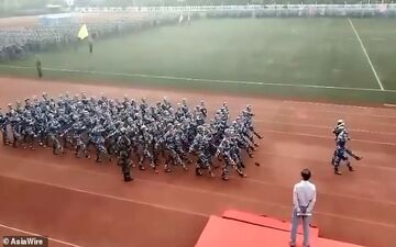 اتفاق جالب حین رژه دانش آموختگان نظامی چین + فیلم 