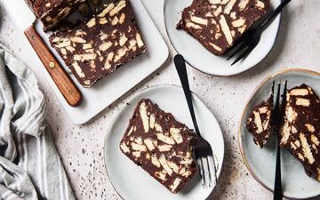 طرز تهیه کیک یخچالی؛ دسر خنک و شیرین با کمترین زحمت + ویدئو آموزشی