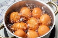 افزودن نمک به آب جوش: یک راز آشپزی برای آبپز کردن تخم‌مرغ