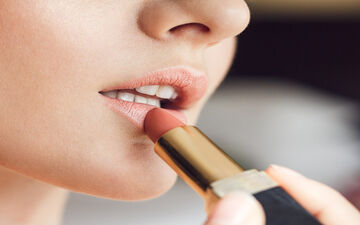 استفاده از “رژ لب” درصورت داشتن این سه علامت ممنوع!