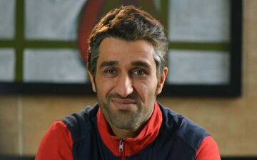 حرکات خجالت آور پژمان جمشیدی با دو خانم / آیا پژمان جمشیدی از حالت عادی خارج شده ؟ + ویدئو