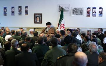 حضرت آیت الله خامنه ای:مهم ترین اولویت کنونی تامین مسکن زلزله‌زدگان و بازسازی مناطق تخریب‌شده و آسیب‌دیده است