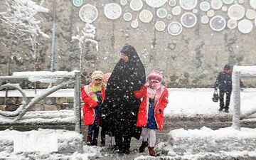 بارش برف مدارس استان زنجان را تعطیل کرد