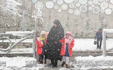 بارش برف مدارس استان زنجان را تعطیل کرد