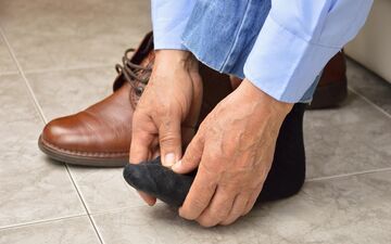 بررسی دلایل گزگز پا