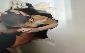 نجات باورنکردنی کودک ۵ ساله از شکاف مرگبار بین دو ساختمان در تهران