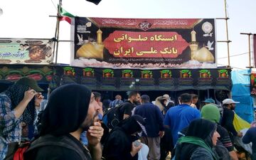  خدمت رسانی موکب هیئت خادمین حضرت زهرا(س) کارکنان بانک ملی