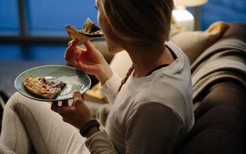 شام خوردن در ساعات پایانی شب چه تغییری در خلق‌وخو ایجاد می‌کند؟