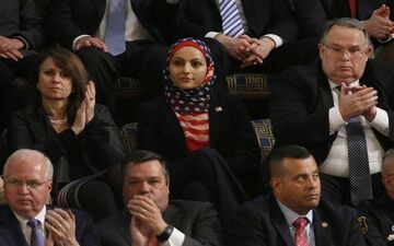 پوشش عجیب یک زن در سخنرانی ترامپ