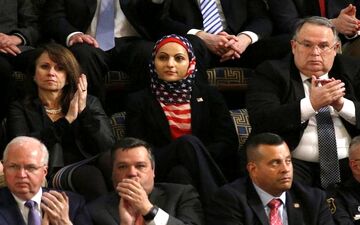 پوشش عجیب یک زن در سخنرانی ترامپ
