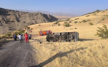 حادثه در منطقه تفریحی دورود؛ واژگونی مینی‌بوس ۱۷ مصدوم برجا گذاشت