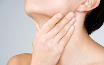 اسپاسم حنجره یا لارنگواسپاسم چیست؟ علائم اسپاسم حنجره را بدانید